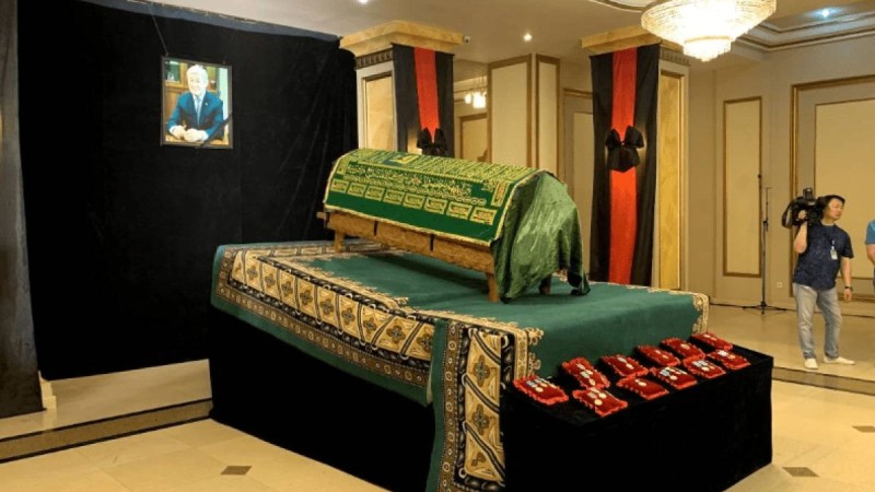 "Күзде той жасаймын деген жоспары бар еді": Алматыда Бердібек Сапарбаевты ақтық сапарға шығарып салу рәсімі өтті