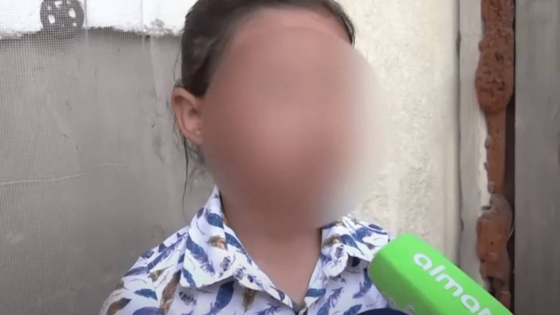 «Қонақүйге 2 мың теңге берді»: 8 жасар қыз өзін ұрлап әкеткен адамның не істегенін айтып берді (ВИДЕО)