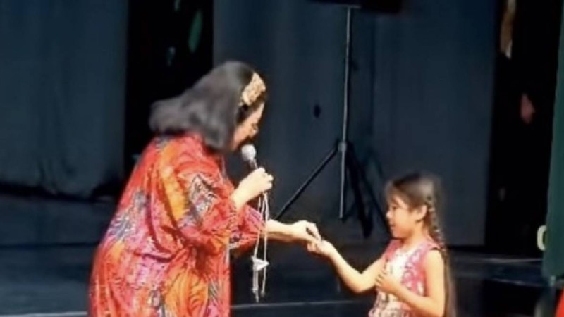 Мақпал Жүнісова сахнада кішкентай қызға ерекше сыйлық жасады (видео)