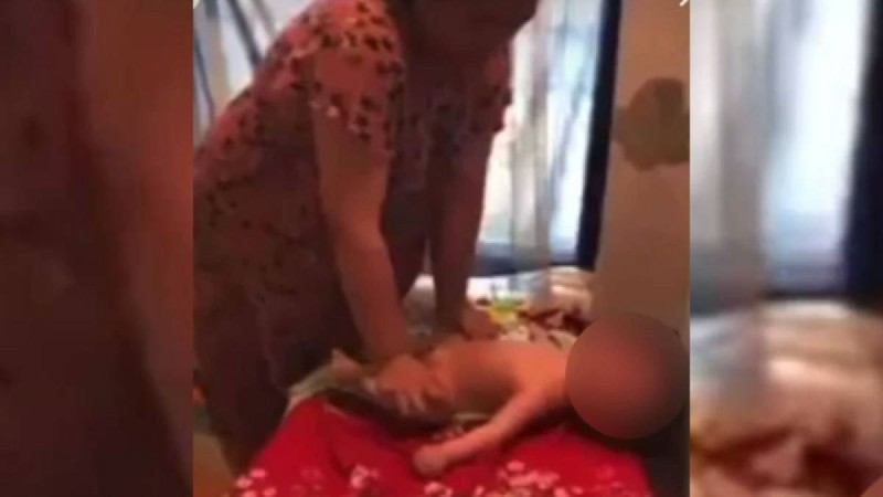 Маңғыстауда сәбиді шырқыратып массаж жасаған әйел жұрттың ашу-ызасын келтірді (видео)