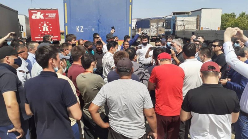 Депутаттар наразылық білдірген жүргізушілерді қолдады