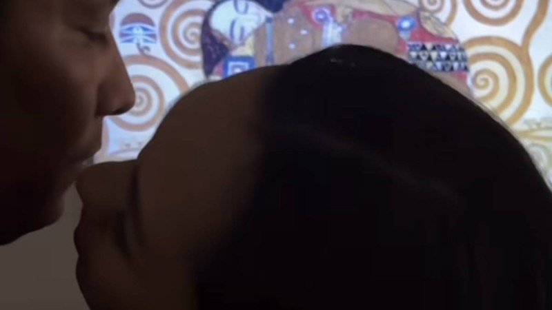 “Түсірген үлкен ұлымыз”: 40 жасар Роза коуч түнде күйеуімен сүйіскен видеосын жариялады