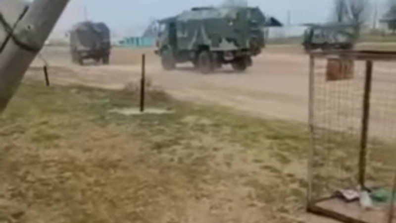 Батыс Қазақстанда көлікпен ту желбірітіп жүрген Ресей әскерилерінің видеосы тарады