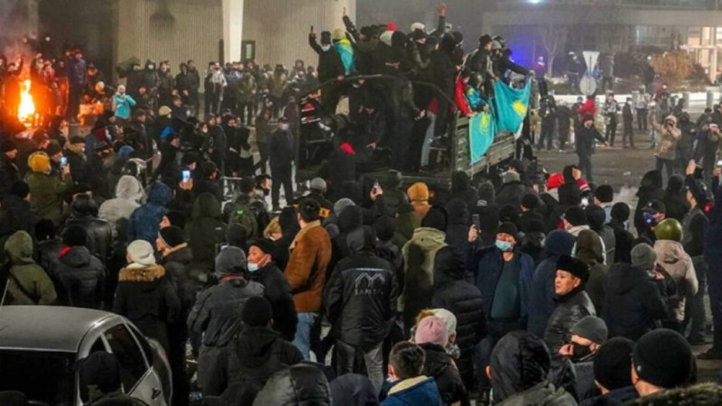 Қаңтардағы тәртіпсіздікке қатысушыларға 100 дoлларға дейін ақша төленген