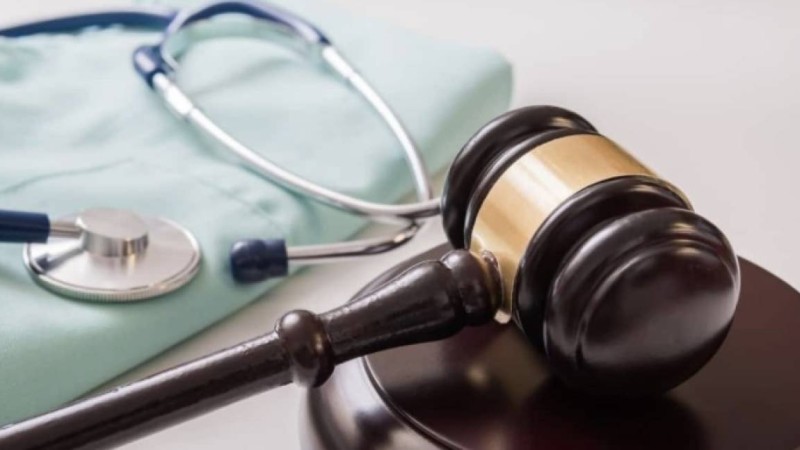 Астанада медицина қызметкерлері бұрынғы басшысын сотқа берді