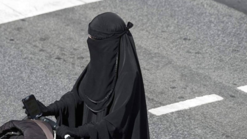 Никаб, хиджаб, паранджадан кімдер бас тартты?