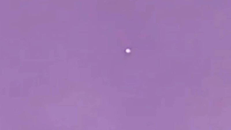 "Үлкен шарға ұқсайды": Аспаннан НЛО байқалған (ВИДЕО)