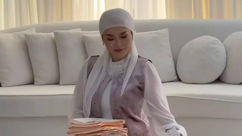 "Береке сезіліп тұр": ұлттық нақышта киінген Ерке Есмахан елді тәнті етті (видео)