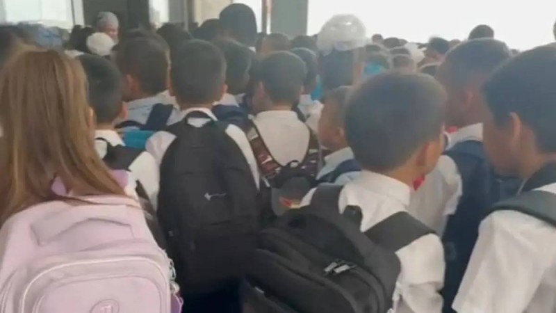 Ақтауда оқушылар мектепке кіреберісте тапталып қала жаздады