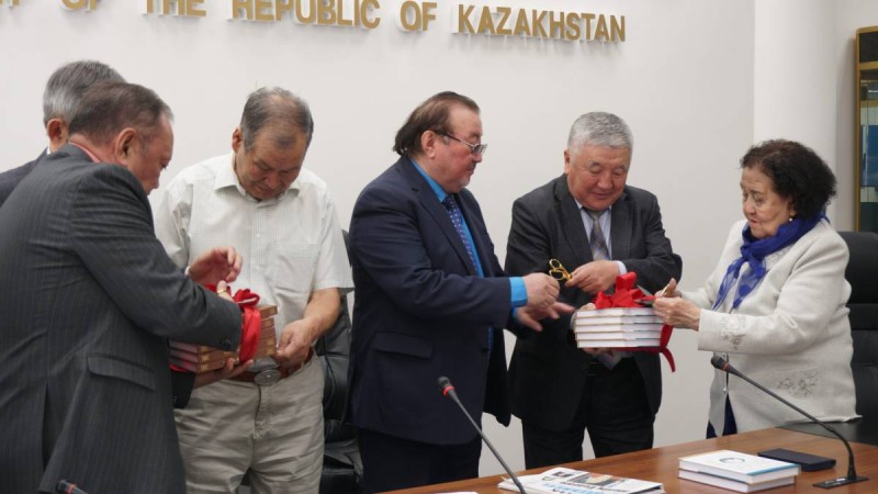 Алматыда жазушы Зейнолла Сәніктің қос кітабының тұсаукесері өтті