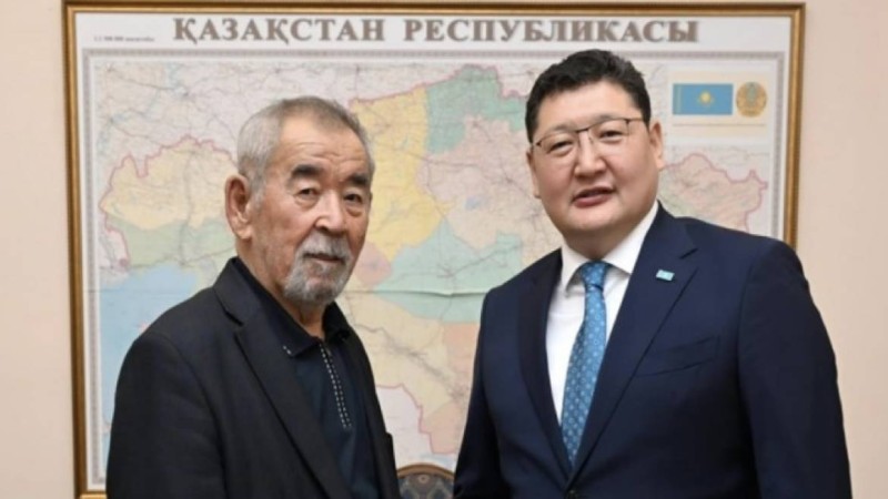 “Алаңдап қалған едік” - Ақын Жүрсін Ерман Президент кеңесшісімен кездесті