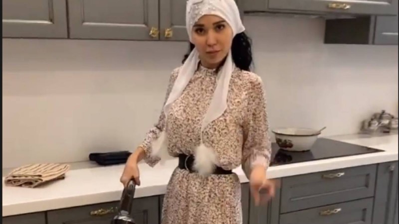 «Оқтау жұтқандай»: Айдарбековтердің жаңа келіні үй тірлігін жасап, сынға қалды (ВИДЕО)