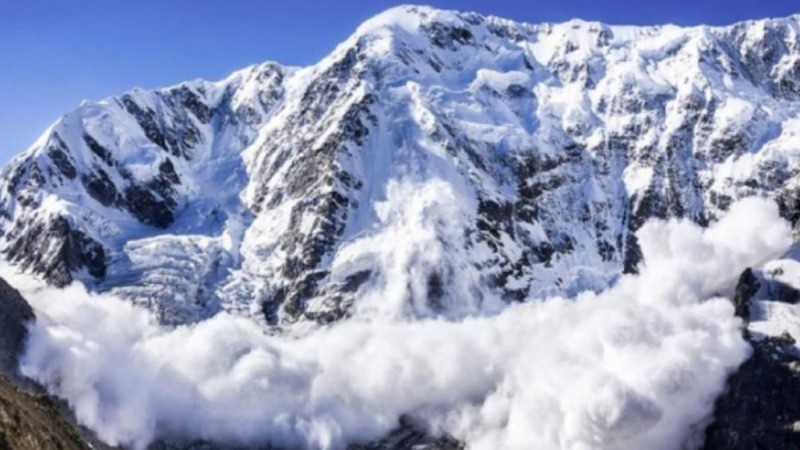 Алматыда көшкін кезінде қар астында қалған бір адамның денесі табылды