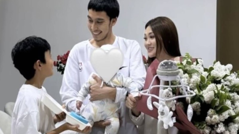 Raim тұңғыш ұлына көлік сыйлады (ВИДЕО)