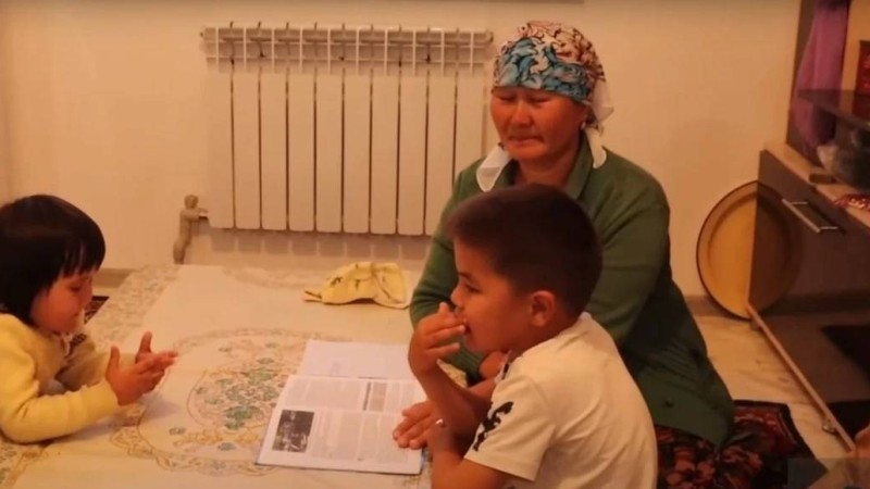 "Артында үш баласы қалды": Алаяқтық үшін сотталған жүкті әйелдің жақындары жазаны кейін өтеуге қалдыруын сұрайды