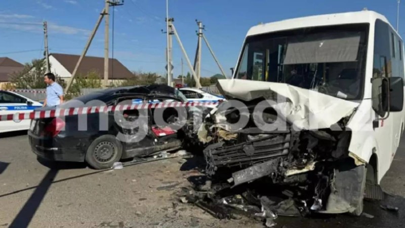 Оралда автокөлік жолаушылар автобусына соқтығысып, 11 адам зардап шекті