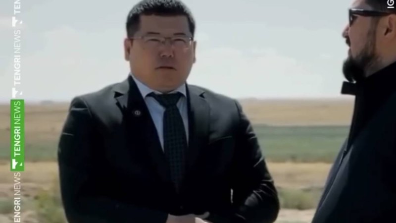 Тұрғындармен және өңір әкімімен кездесуде өзін екі түрлі ұстаған әкім күлкіге қарық қылды (Видео)