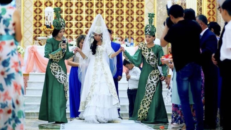 “Ұзатуда аналар өтірік жылайды” - асаба елдің ашуына тиді