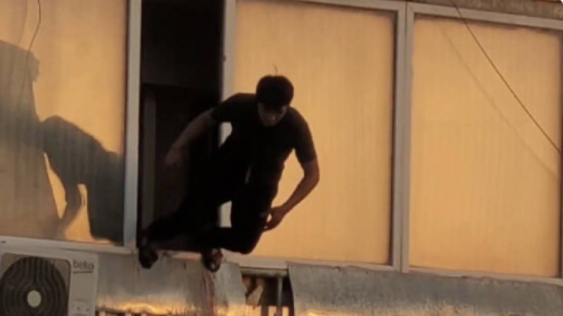 Ақтауда үсті-басы қанжоса ер адам 4-қабаттан секіріп кетті