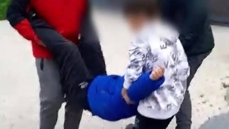 7 жасар баланы 12-қабаттан лақтырмақ болған: Астаналық оқушылардың ата-аналары жазаланады