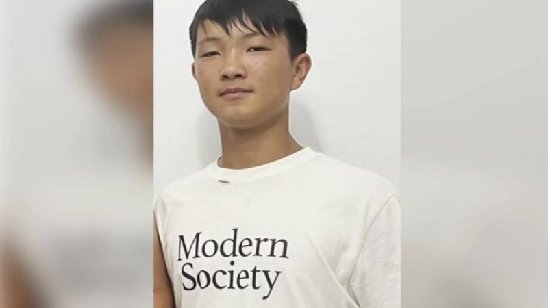 “Ұрғандардың бәрі мұғалімнің баласы”: Ақтөбеде көз жұмған жасөспірімнің әпкесі інісінің жоғары сынып оқушыларының қолынан қаза тапқанын айтты