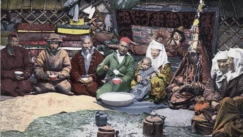 «Жеті апаны да білуі керек»: Танымал автор шежіреге әйелдердің де есімін жазуды ұсынды