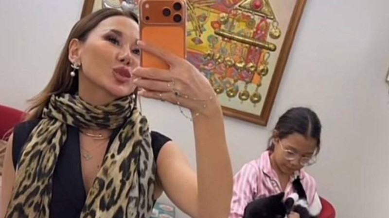 «Өзінің бес баласын тастап, біреудің баласын бағып жатыр»: Динара Сәтжан қызының әдемі бөлмесін көрсетті, жұрт күйеуін сынады  