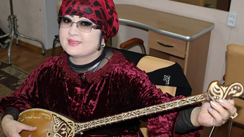 Мақпал Жүнісова әріптесі Мұқасаннан ерекше сыйлық алды