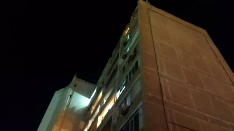 Алматыда 18 жастағы қыз 9-қабаттан құлап, тірі қалды