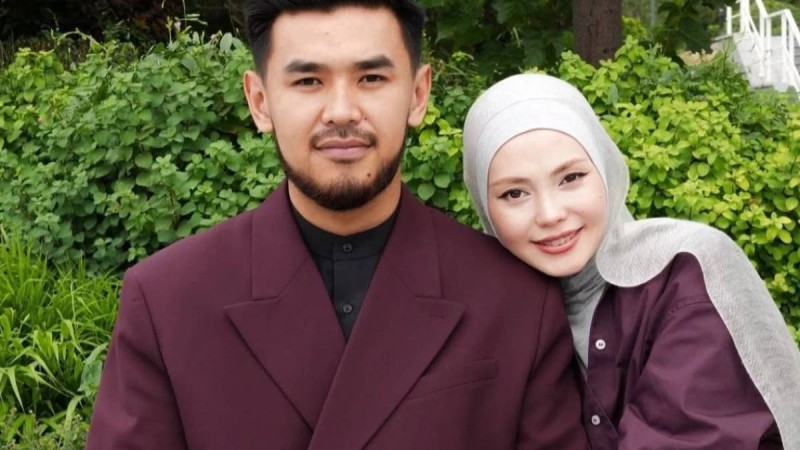 "Табалдырық көрген әйел": Абай Асылхан өзінен 8 жас үлкен екі баласы бар әйелге қалай үйленгенін айтып берді