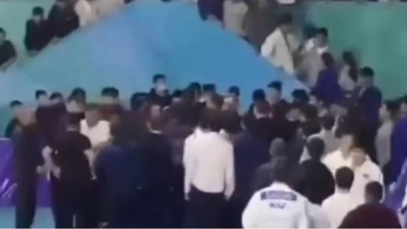 Бапкердің жағы сынған: Өскеменде ата-аналар мен спортшылар жаппай төбелесті