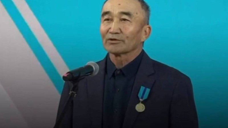 “20 жыл”: Марапат алған көше сыпырушысына ел тамсануда