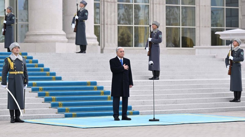 "Келешегіне сеніммен қарайтын озық ойлы ұлт ретінде қалыптасып келеміз": Тоқаев қазақстандықтарды Республика күнімен құттықтады