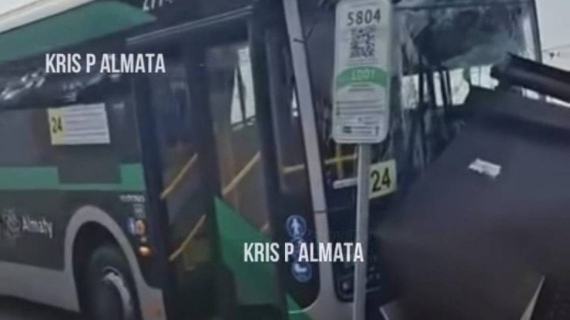 Алматыда автобус аялдамаға соғылып, бірнеше адам жарақат алды