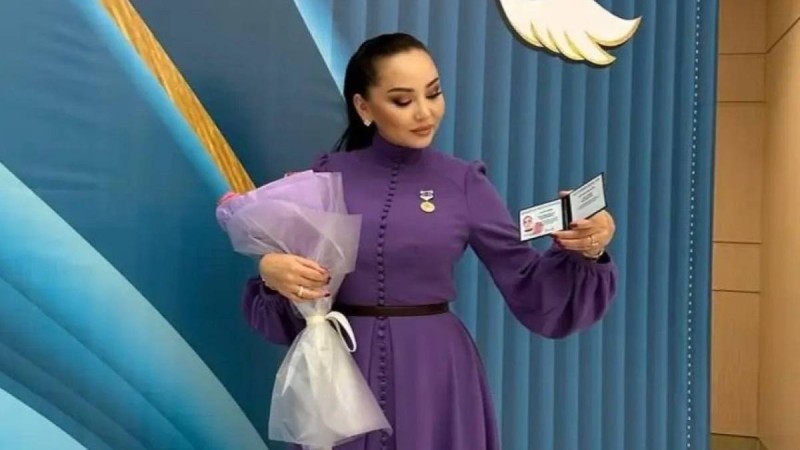Баян Алагөзова «Қазақстанның еңбек сіңірген қайраткері» атағын алды