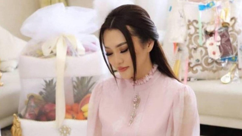 Ерке Есмахан үлкен сахнаға неге шыға алмай қалғанын айтты  