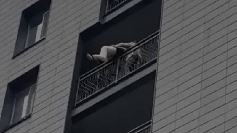 Алматыда суицид жасамақ болған қыз тоғызыншы қабаттан құлап аман қалды