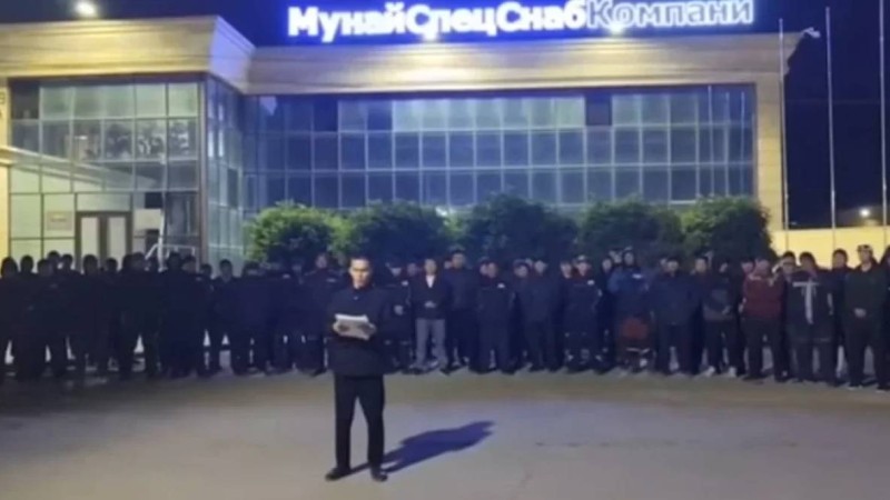 Жаңаөзенде мұнайшылар еңбек құқығы бұзылғанын айтып, ереуілге шықты (видео)