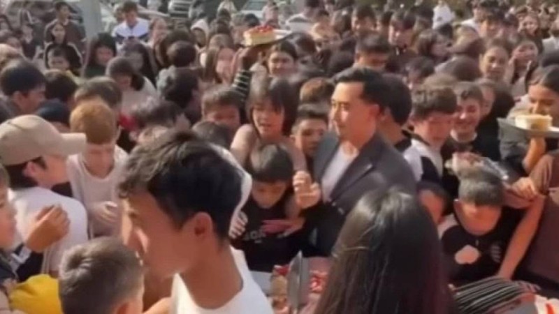 “Африкада да бұлай болмаған шығар”: Алматыда тегін торт пен сушиге таласқандар бір-бірін таптап тастады