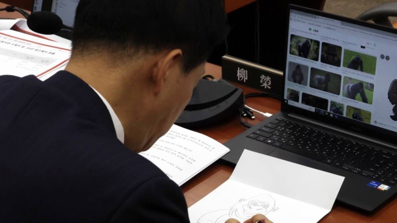 Парламент отырысында маймылдың суретін салған депутат кешірім сұрады