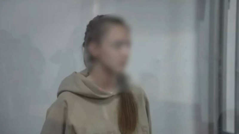 «Қатты өкінемін»: Қазақтарды «мамбетке» теңеген блогер сотта жылап жіберді