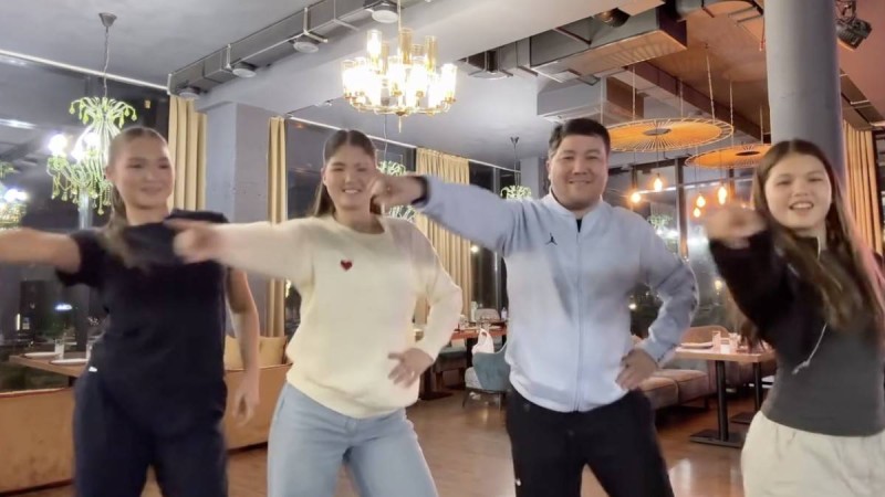 Тұрсынбектің қызы әкесінің "екінші әйеліне" қатысты хабарға тосын "жауап берді" (ФОТО)