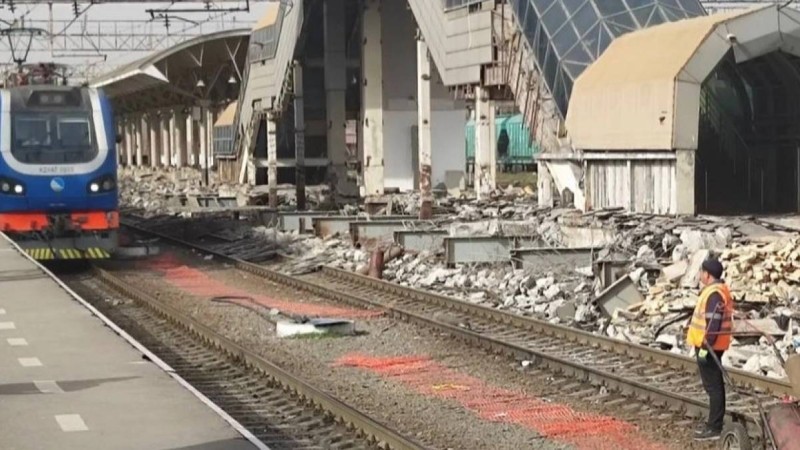 «Бомба тасталған секілді»: Алматы-1 вокзалының жағдайы тұрғындарды алаңдатты