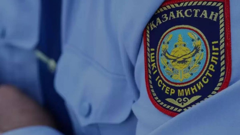 Алматыда жол қозғалысын реттеп тұрған полицейді көлік қағып кетті