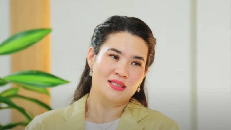 Танымал мектеп директоры күйеуін тұңғыш рет көрсетіп, елді таңғалдырды (ФОТО)