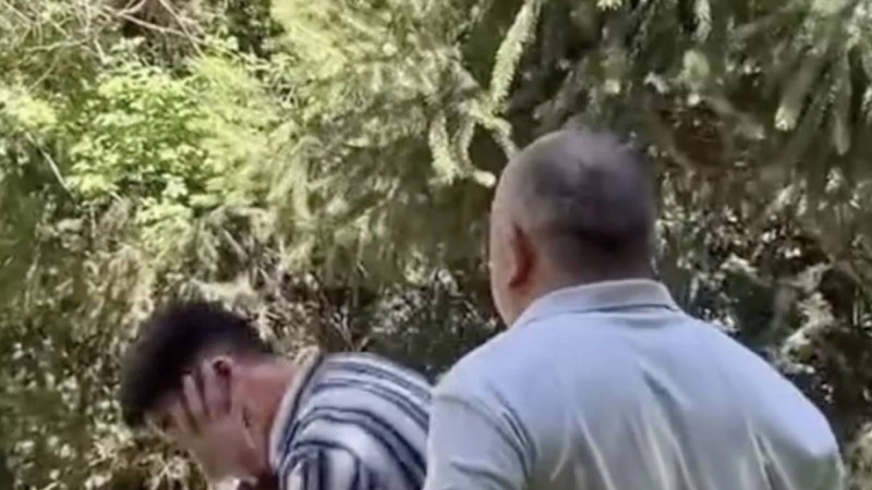 “Абыройдан жұрдай болды-ау”: Әлеуметтік желіде актер Қуандық Шәкіржановтың жас жігітті ұрып жатқан видеосы тарады (фото)