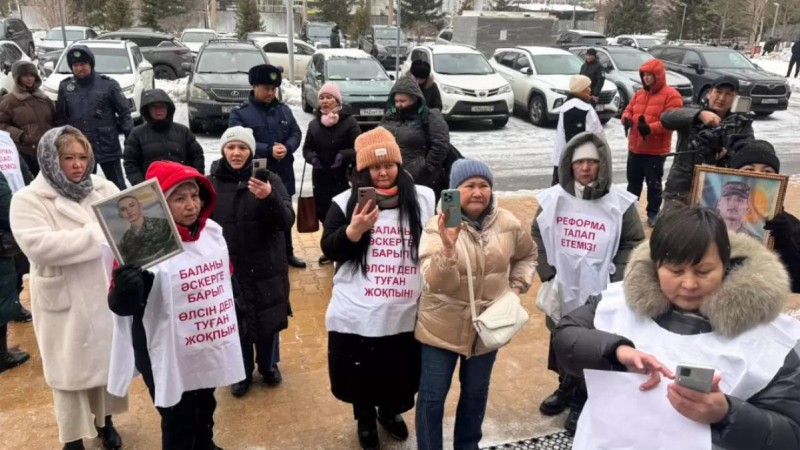 Әскерде қаза тапқан сарбаздардың аналары митингіге шықты