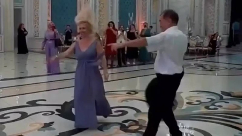 "Ұятты жерінің бәрі көрінді": Тойда билеген әйел жұрттан оңбай сөз естіді (ВИДЕО)