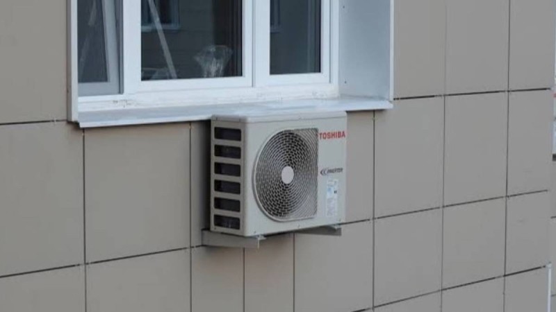 Астанада фельдшердің басына кірпіш қаптамасы мен кондиционер құлаған