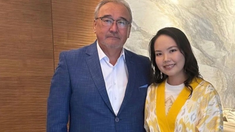 Әнші Нұрлан Өнербаевтың «қызы» бестселлер авторына айналды